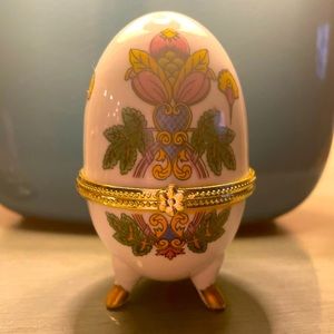 Used porcelain egg trinket box, gold detail. Good condition.